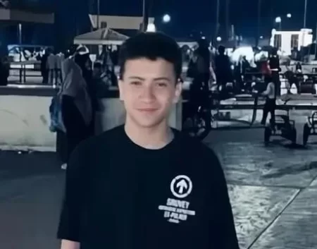 مأساة على أبواب مدرسة.. مقتل طالب أولى ثانوي على يد زملائه يهز منيا القمح من مشادة إلى مأتم دماء البراءة تسيل أمام سور مدرسة الألفي جيل غاب عنه الحنان فحضرت القسوة وأولاد يتحولون لقتلة في عمر الورود تحقيقات موسعة لكشف الدافع ودعوات مجتمعية لإنقاذ ما تبقى من إنسانيتنا