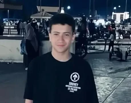 مأساة على أبواب مدرسة.. مقتل طالب أولى ثانوي على يد زملائه يهز منيا القمح من مشادة إلى مأتم دماء البراءة تسيل أمام سور مدرسة الألفي جيل غاب عنه الحنان فحضرت القسوة وأولاد يتحولون لقتلة في عمر الورود تحقيقات موسعة لكشف الدافع ودعوات مجتمعية لإنقاذ ما تبقى من إنسانيتنا