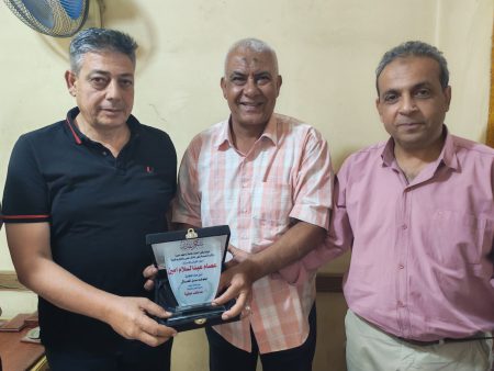 نقابة التعليم والبحث العلمي بالشرقية تكرم مدير الشئون المالية ومدير شئون العاملين تقديرًا لعطائهما المتميز