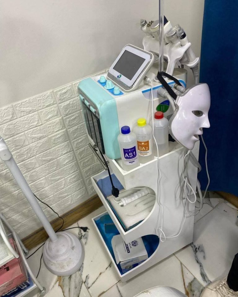 غلق وتشميع مركز تجميل غير مرخص بمنياالقمح تديره «سيدة بدبلوم صنايع» تمارس الطب وتحقن الفيلر والبوتوكس دون مؤهل وصحة الشرقية تؤكد لن نتهاون مع الدخلاء والمتاجرين بصحة المواطن شمعنا المركز وتحفظنا على الأدوية والأدوات المخالفة وهناك تحرك عاجل ضد فوضى التجميل الوهمي لنحمي أرواح الناس من فوضى الدخلاء وضبطنا أدوية مجهولة ومخالفات جسيمة لمكافحة العدوى