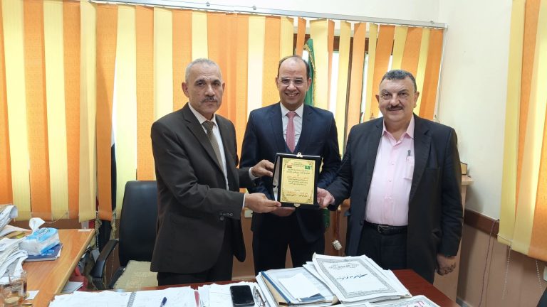 تكريم الدكتور سليمان العنانى تقديرا لتميزه وإخلاصه في إدارة الشئون القانونية بشرق الزقازيق التعليمية