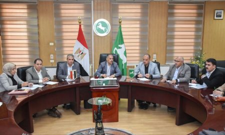 عقب جولته التفقدية بمدينة الزقازيق محافظ الشرقية يعقد إجتماعاً تنسيقياً لتذليل العقبات أمام تنفيذ مشروعات مياه الشرب والصرف الصحي