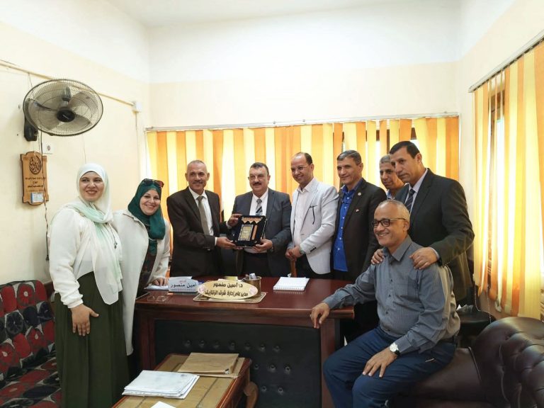 إدارة شرق الزقازيق التعليمية تُكرّم مديرها السابق الدكتور أمين منصور تقديرا لعطائه وجهوده المتميزة