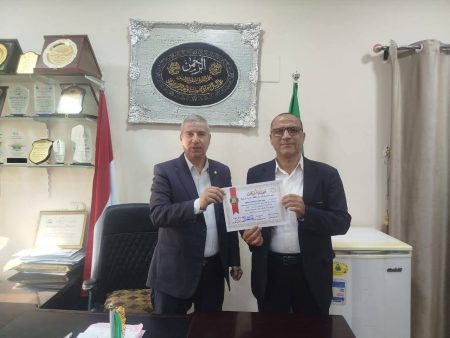 بمنحهم شهادات شكر و تقدير وكيل اول تعليم الشرقية يكرم مدير مدرسة كفرمحمد جاويش الإعدادية وعددا من اعضاء هيئة التدريس بمدرستين