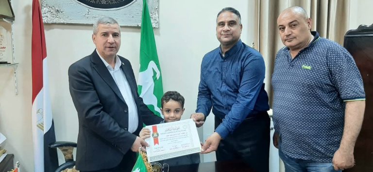 وكيل أول تعليم الشرقية يكرم الطالب أحمد ابراهيم محمد محمد بمدرسة أبوبكر الصديق الابتدائية ببلبيس لتفوقه الدراسي بمادتي اللغة العربية و الانجليزية وتميزه في الانشطة التربوية