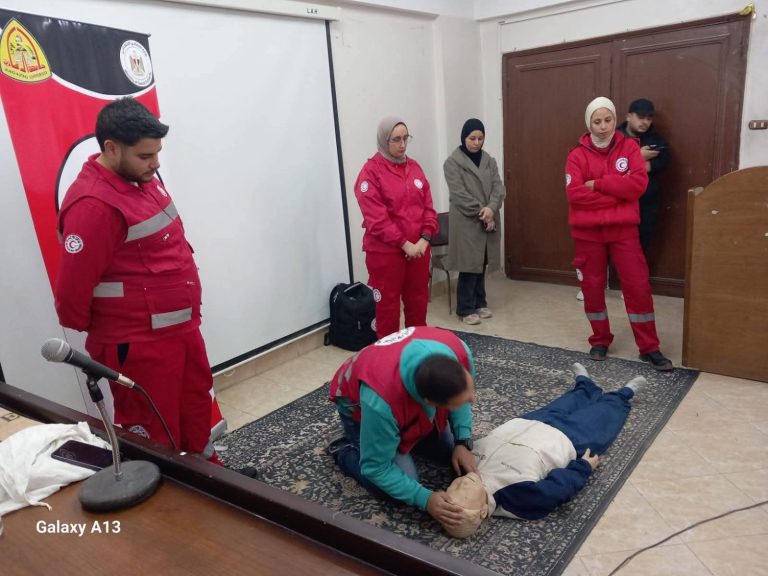في إطار تعزيز الوعي المجتمعي داخل الحرم الجامعي ورشة تدريبية حول “الإسعافات الأولية” بوحدة التضامن الاجتماعي بجامعة الزقازيق