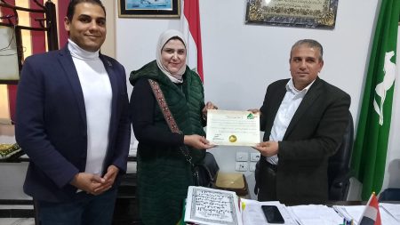 رئيس مدينة الزقازيق يُهنئ المهندسة عزة عجمي لحصولها على درجة “مهندس استشاري”