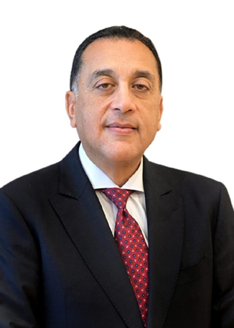 بين مذكرة أقرها المستشار القانوني للوزير وتقرير لاحق طعن في مشروعيتها لماذا لا يُغلق ملف حقوق موظفي كهربة الريف؟ القانون 13 لسنة 2007 نقل العاملين لكن الجدل حول الحقوق التأمينية ما زال قائما العاملون يتساءلون كيف تتحول مذكرة وُصفت بأنها إجراء قانوني لازم إلى وثيقة محل خلاف؟مطالبات بإعادة فحص الملف كاملا وإنهاء سنوات الانتظار