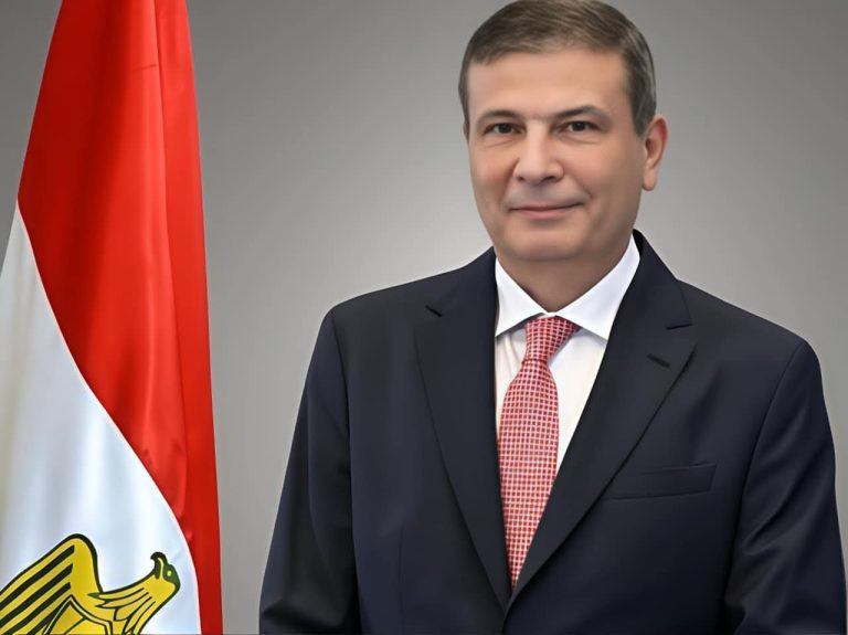 بين أحكام القضاء وأبواب الانتظار المغلقة 36 طبيبا وإداريا بمديرية الطب البيطري بالشرقية يعملون منذ سنوات بلا رواتب من ياترى الشجاع الذى يملك تعطيل حكم صدر باسم الشعب المصري ؟