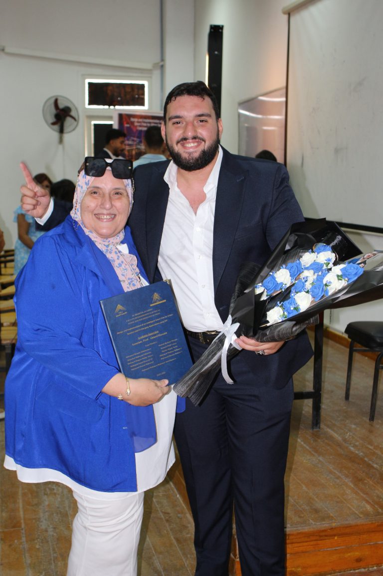 المهندس الشرقاوى الشاب محمد محسن الصاوى يبتكر “عمودًا ذكيًا” بالطاقة النظيفة ويقود مشروعا هندسيا واعدا بمدينة الشروق