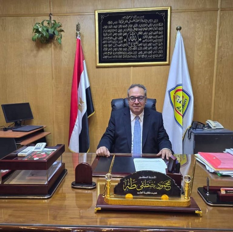بعد انهيار معايير القيمة المهنية أصبح الانتشار المعيب بديلا عن الموهبة والمسؤولية وبعد أن كان الإعلام مدرسة أصبح عند البعض «لقمة» ووجبة و٥٠٠ جنيه من هيكل وأحمد بهاء الدين وسمير رحب وإبراهيم نافع وابراهيم سعدة إلى عصر «مدعي الإعلام» عندما تتحول الصفحة إلى مطعم والمهنية إلى فاتورة د.محمود طه يضع يده على الجرح المشكلة ليست فى السوشيال ميديا وإنما فيمن جعلها سلما يصعد به من لا يملك أدوات المهنة فحين كان اسم الصحفي يصنع قيمة للمكان أصبح المكان عند البعض مجرد صفحة والقيمة مجرد وجبة و«كام مليم» نقابة الصحفيين أمام سؤال لا يحتمل التأجيل من يحمي المهنة من الدخلاء الذين يبيعون اسم الإعلام بأرخص ثمن؟