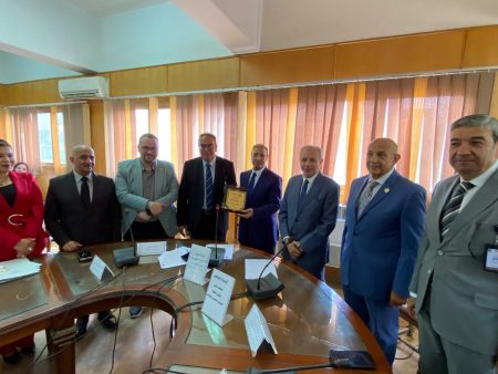 بحضور نقيبا أطباء مصر والشرقية مجلسا طب الزقازيق والمستشفيات الجامعية يجتمعان برئاسة محمود مصطفى طه لمناقشة ملفات التطوير والارتقاء بالتعليم الطبي والخدمات العلاجية وتكريم 9 من كبار الأساتذة تقديرًا لمسيرتهم العلمية قيادات أكاديمية وطبية ونقابية على مائدة أكتوبر 2026 تعاون بين الأقسام العلمية والإكلينيكية لتعزيز الأداء المؤسسي وترسيخ مكانة الجامعة التعليمية والعلاجية