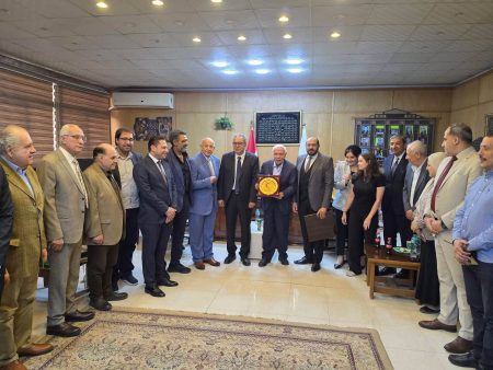 صلاح دياب في رحاب طب الزقازيق استقبال يليق بأحد أبرز رجال الأعمال من أبناء الشرقية عميد الكلية ورئيس مجلس إدارة المستشفيات الجامعية يقود لقاء يجسد التواصل بين رموز الاقتصاد وصرح طبي عريق ونقابة أطباء الشرقية تهدي رجل الأعمال درعها تقديرا لمسيرته