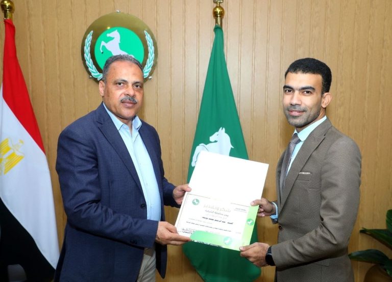 محافظ الشرقية يكرم المشاركين في إعداد وتنفيذ التطبيق الرسمي لمحافظة الشرقية
